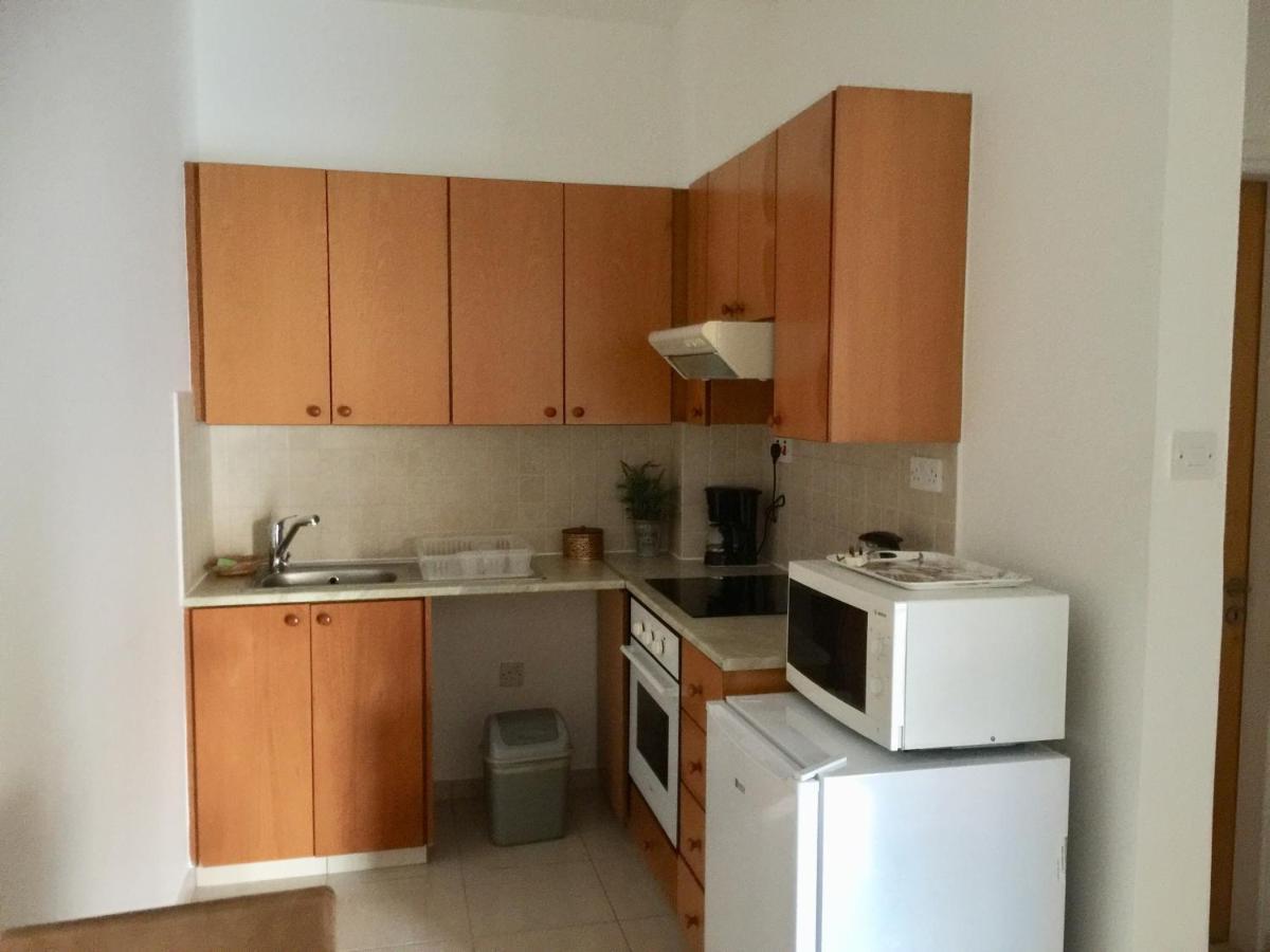 Davi'S Studio Apartment Paphos Buitenkant foto