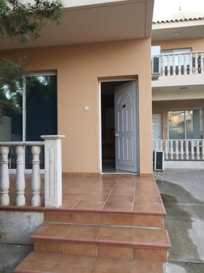 Davi'S Studio Apartment Paphos Buitenkant foto
